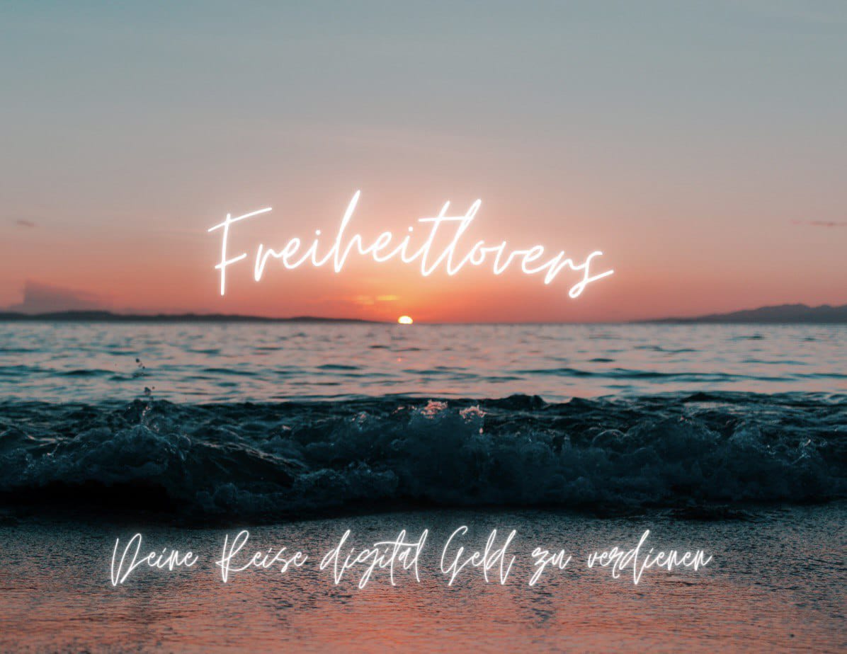 Text: Freiheitlovers - Deine Reise digital Geld zu verdienen. Hintergrund: Sonnenuntergang am Strand