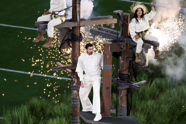 Bad Bunny auf einem Strommast als Teil der SuperBowl-Bühne während seines Auftritts